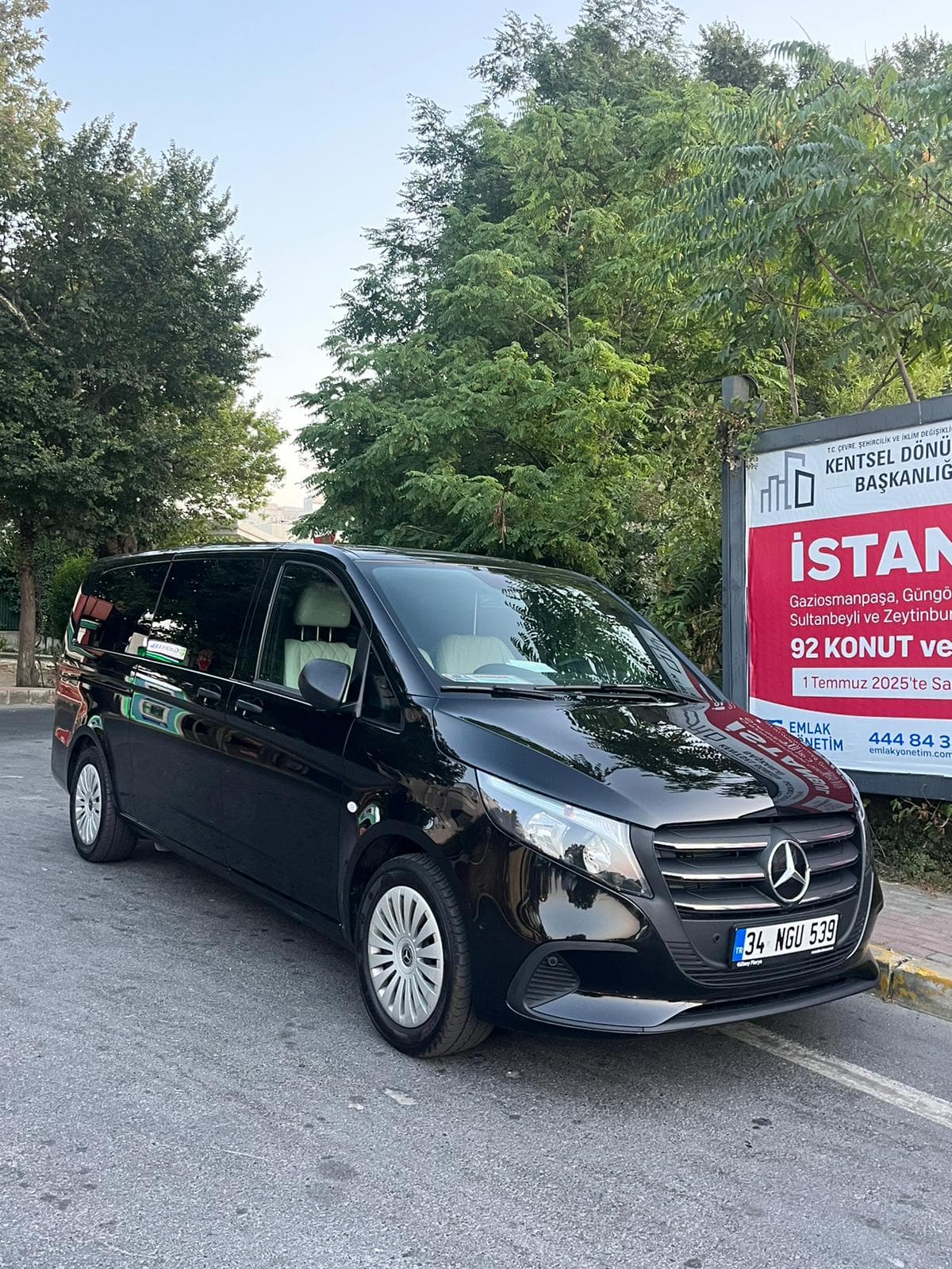 Mercedes-VW Vito-Transporter VIP transfer vehicle thumbnail 2