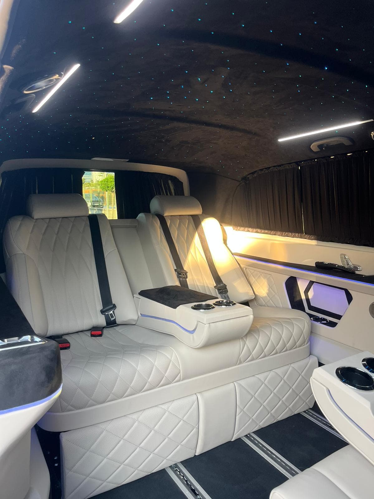 Mercedes-VW Vito-Transporter VIP transfer vehicle thumbnail 3