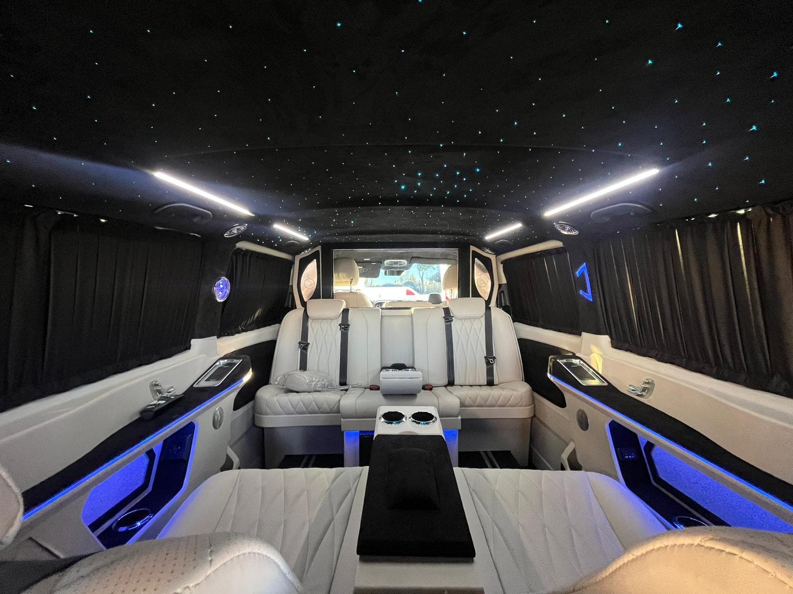 Mercedes-VW Vito-Transporter VIP VIP transfer vehicle thumbnail 4