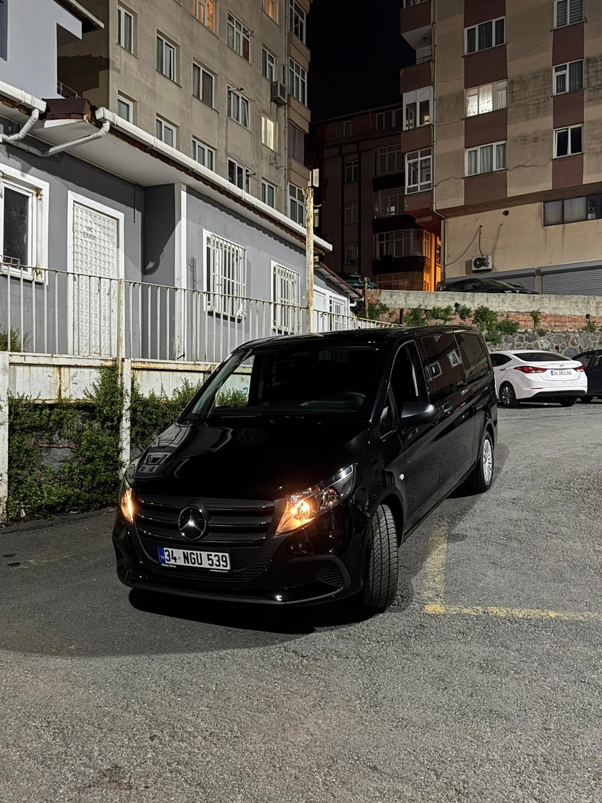 Mercedes-VW Vito-Transporter VIP airport transfer vehicle - photo 1